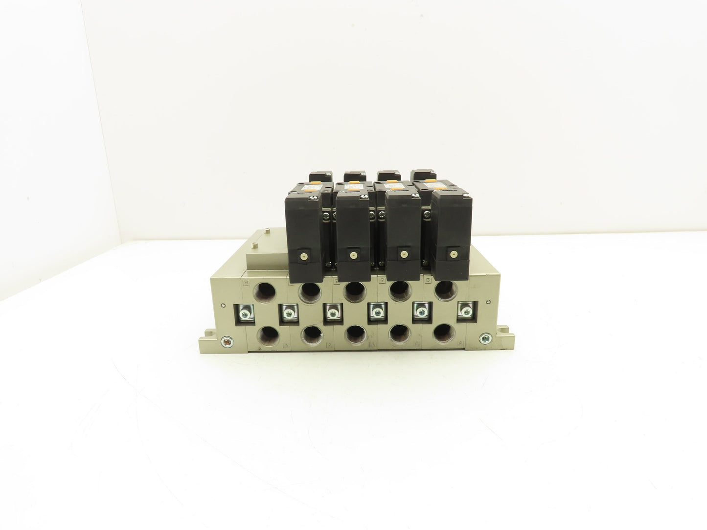 SMC VFS3300-5FZ Pneumatic 5-Station Manifold 5/3 Solenoid Valves 24VDC 3/8" NPT