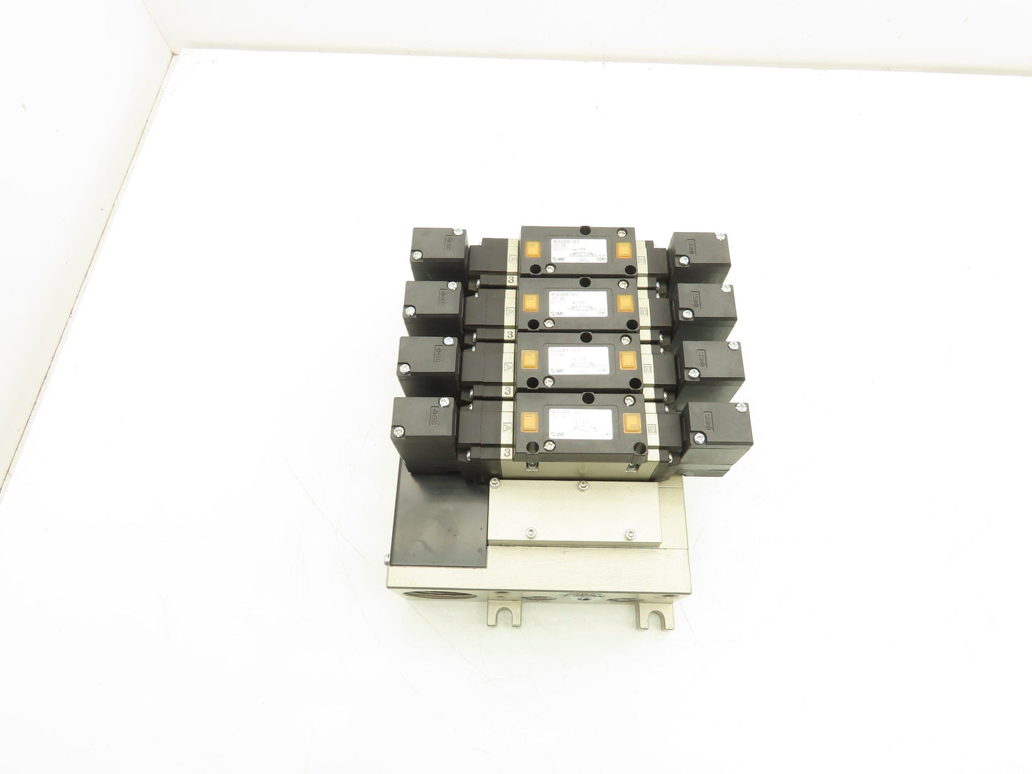 SMC VFS3300-5FZ Pneumatic 5-Station Manifold 5/3 Solenoid Valves 24VDC 3/8" NPT