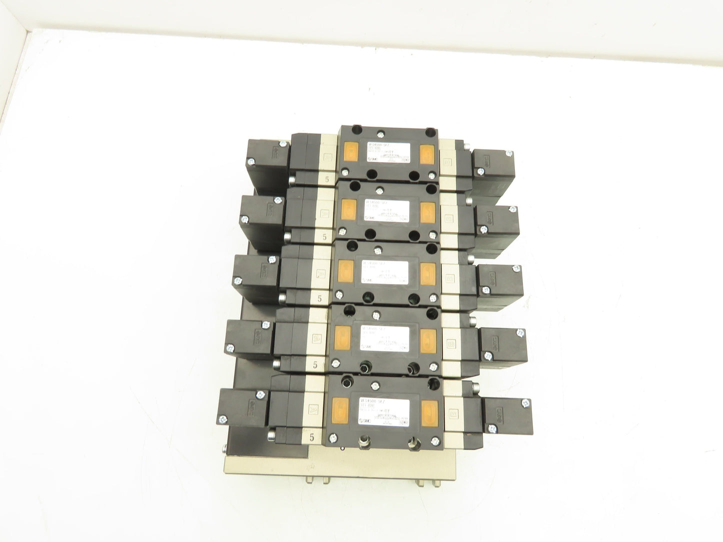 SMC VFS4500-5FZ Pneumatic 5-Station Manifold 5/3 Solenoid Valves 24VDC 1/2" NPT