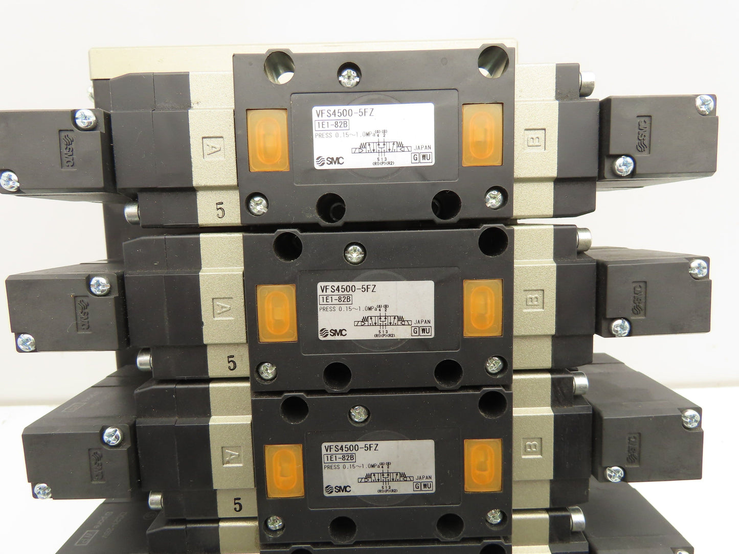 SMC VFS4500-5FZ Pneumatic 5-Station Manifold 5/3 Solenoid Valves 24VDC 1/2" NPT