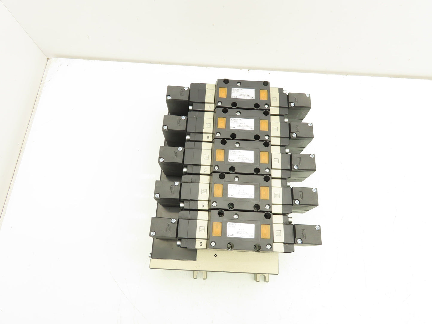 SMC VFS4500-5FZ Pneumatic 5-Station Manifold 5/3 Solenoid Valves 24VDC 1/2" NPT