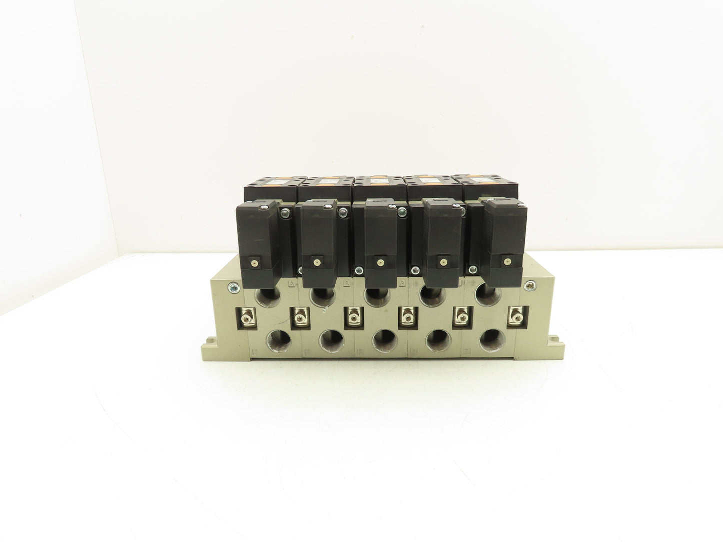 SMC VFS4500-5FZ Pneumatic 5-Station Manifold 5/3 Solenoid Valves 24VDC 1/2" NPT