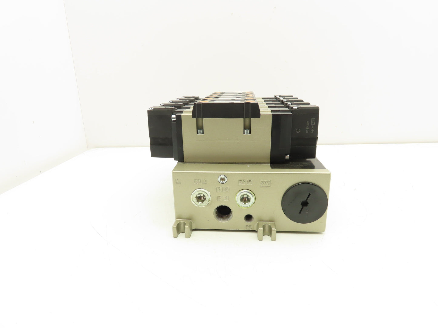 SMC VFS4500-5FZ Pneumatic 5-Station Manifold 5/3 Solenoid Valves 24VDC 1/2" NPT