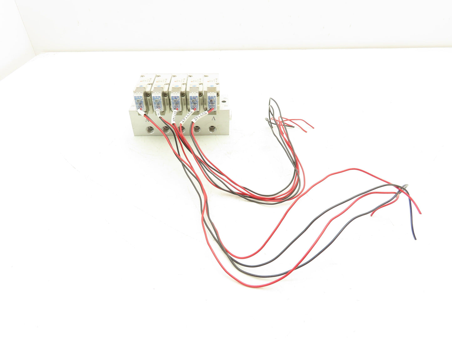 SMC SYJ714-5HZ Pneumatic 5-Station Manifold 3/2 Solenoid Valves 24VDC 1/8" Ports