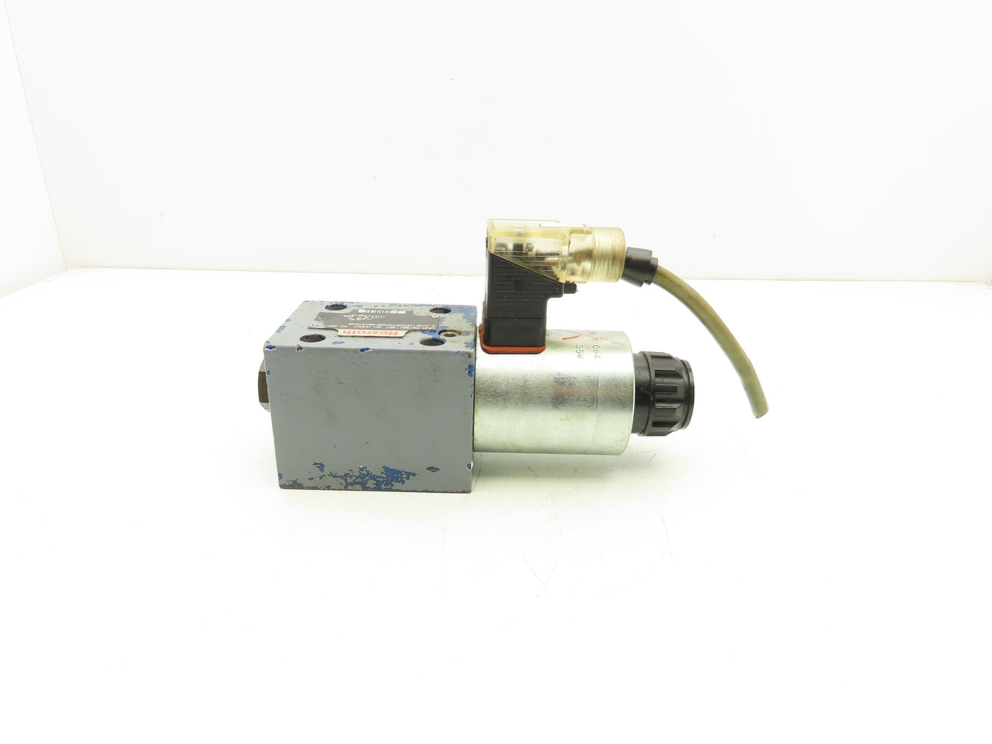 Rexroth 5-4WE10D33/CG96N9K4/A08 Directional Control Solenoid Valve R978911357