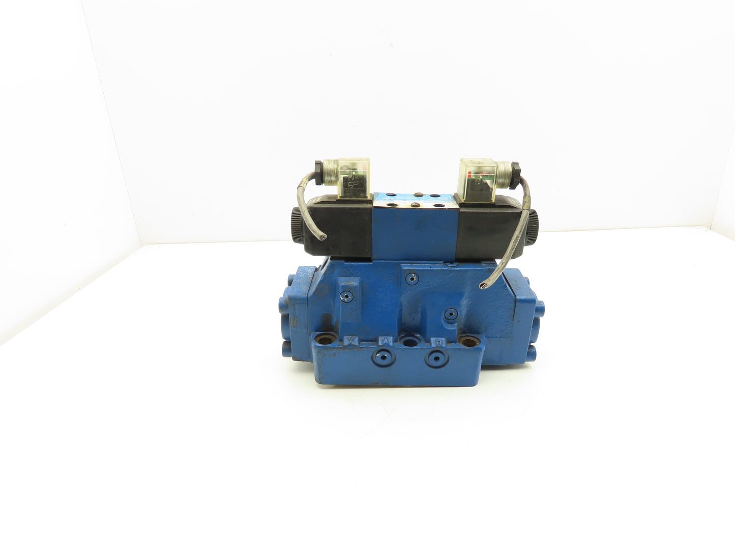 Vickers DG5S-8-2C-T-M-U-H5-30 Directional Solenoid Valve 24V DG4V-3-6C-M-U-H5-60