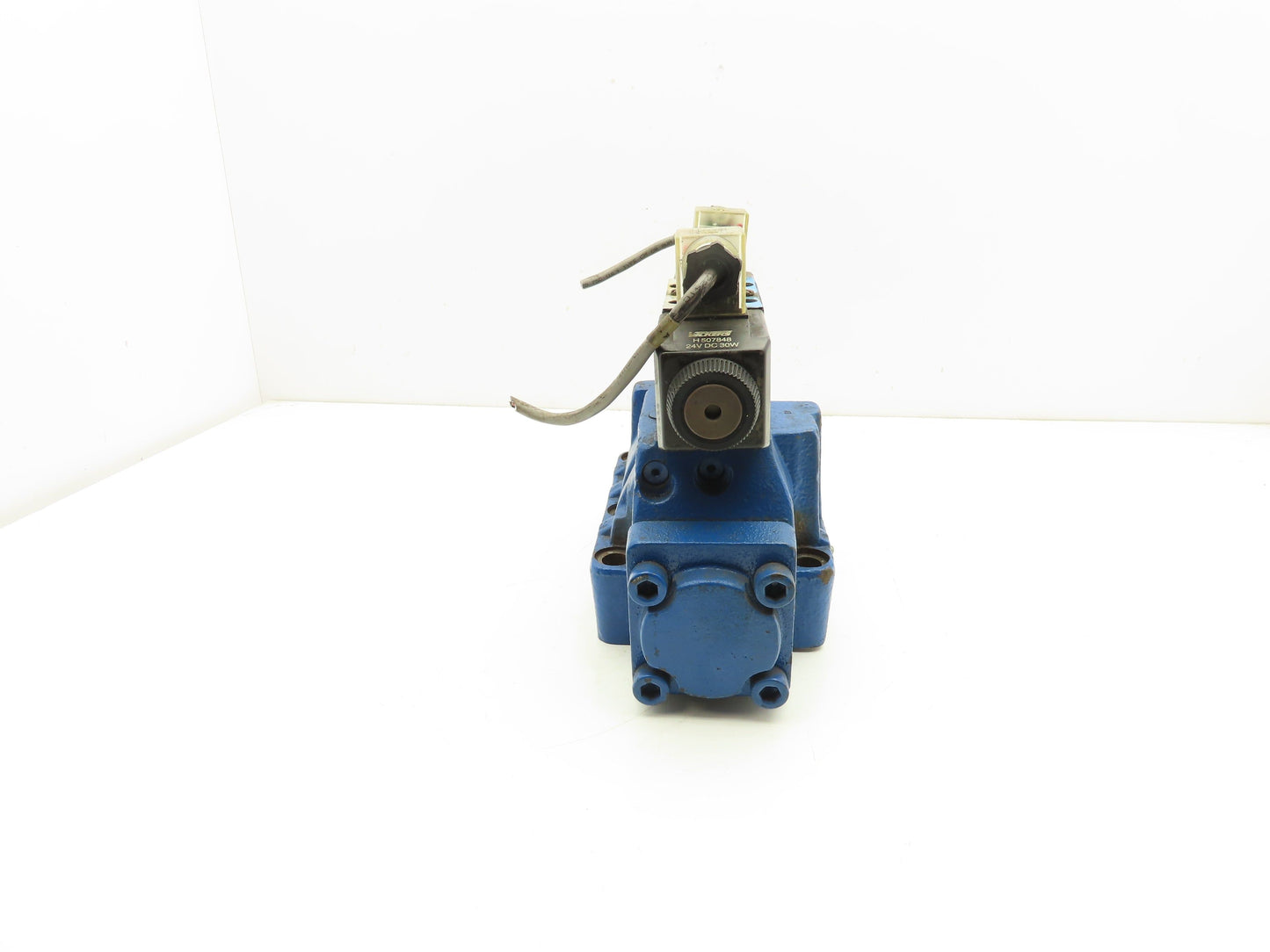 Vickers DG5S-8-2C-T-M-U-H5-30 Directional Solenoid Valve 24V DG4V-3-6C-M-U-H5-60