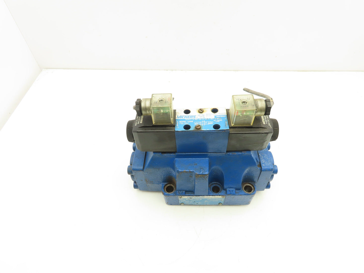 Vickers DG5S-8-2C-T-M-U-H5-30 Directional Solenoid Valve 24V DG4V-3-6C-M-U-H5-60