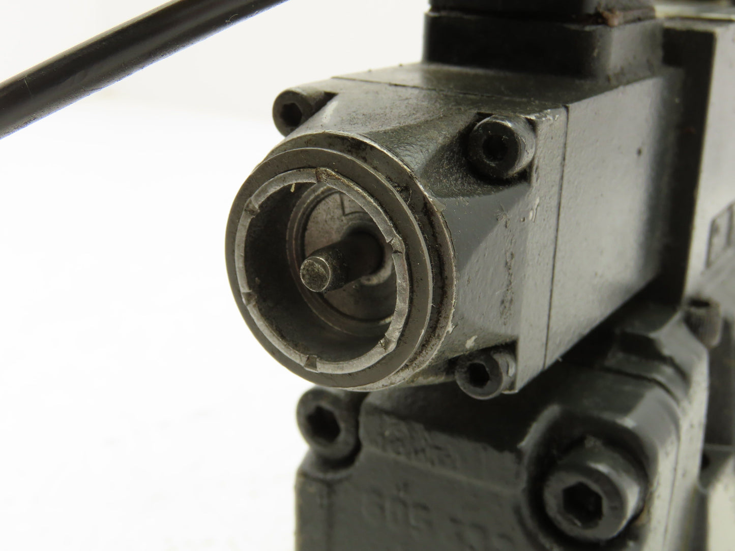 Rexroth 4WEH10E40/6AG24N9ETK4 Directional Solenoid Valve 4WE6J51/AG24N9K4/B10V