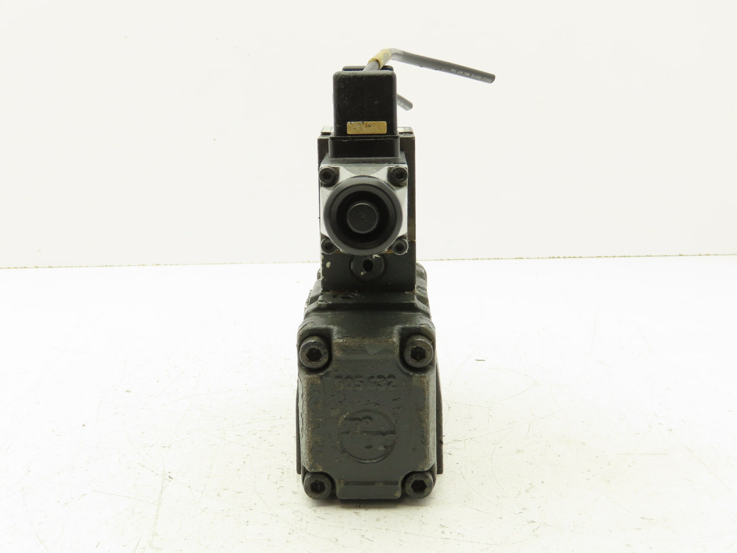 Rexroth 4WEH 10 E20/6AG24N9ETK4/B10V Directional Solenoid Valve 24VDC 4WE6 J51