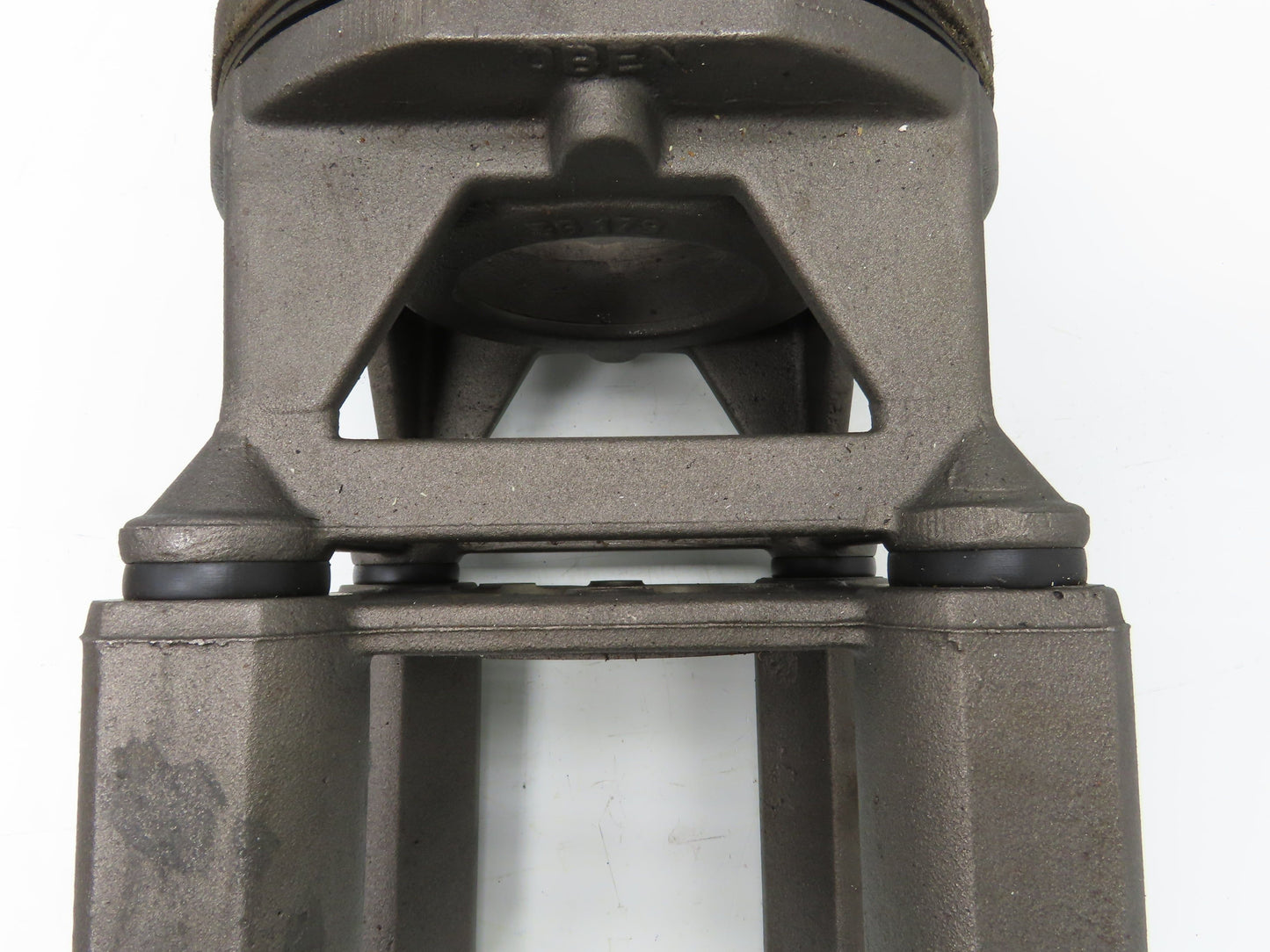 4-Bolt SAE-C Hydraulic Pump Motor Adapter IEC 132 Cast Iron Frame