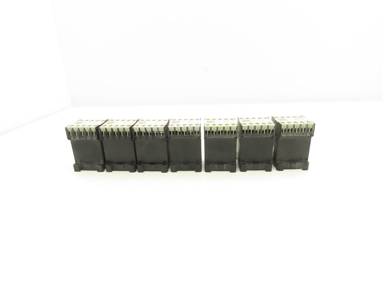 Siemen 3TH2022-0DB4 Contactor Relay 230V 3A 17-30VDC 2NO 2NC Lot Of 7