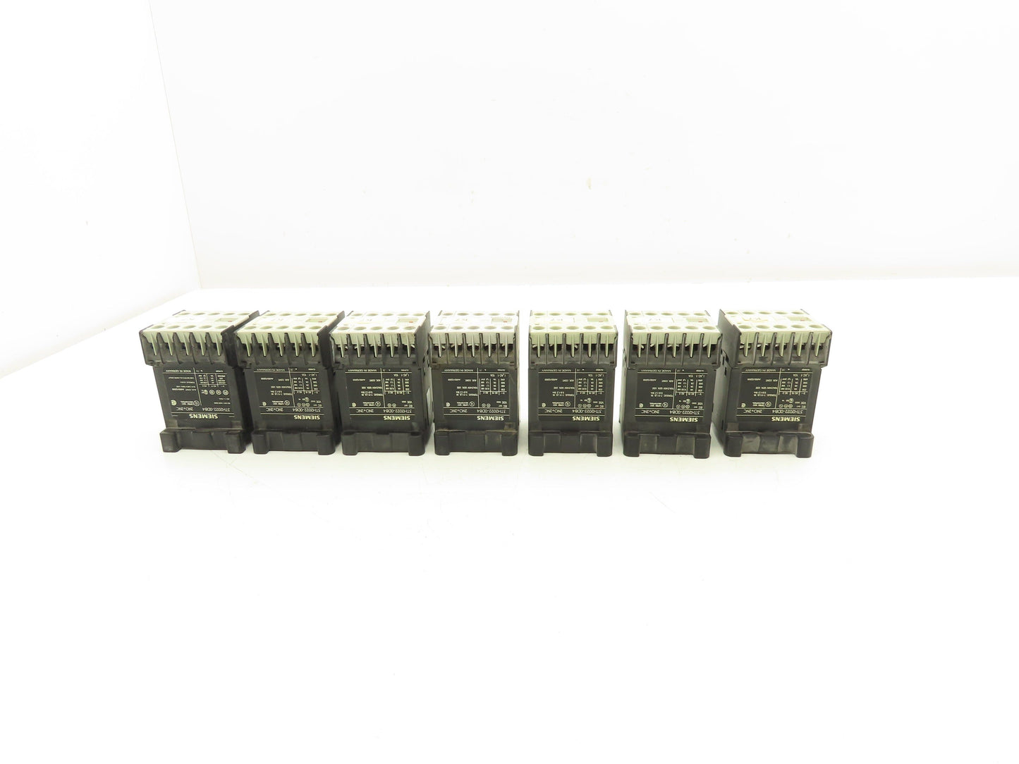 Siemen 3TH2022-0DB4 Contactor Relay 230V 3A 17-30VDC 2NO 2NC Lot Of 7